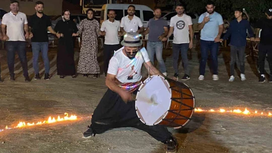 Elazığlı davulcunun ağzında tuttuğu meşale ve ateş çemberindeki yaptığı şov hayran bıraktı