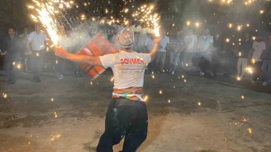 Elazığlı davulcunun ağzında tuttuğu meşale ve ateş çemberindeki yaptığı şov hayran bıraktı