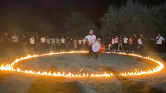 Elazığlı davulcunun ağzında tuttuğu meşale ve ateş çemberindeki yaptığı şov hayran bıraktı