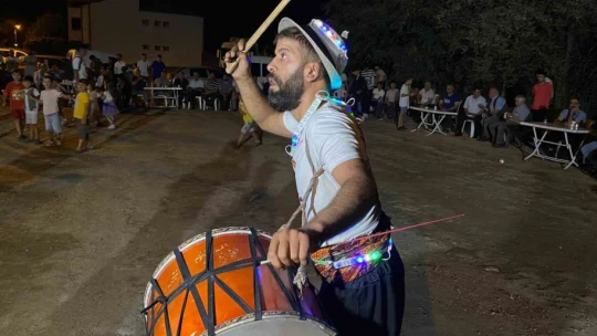 Elazığlı davulcunun ağzında tuttuğu meşale ve ateş çemberindeki yaptığı şov hayran bıraktı