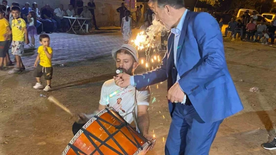 Elazığlı davulcunun ağzında tuttuğu meşale ve ateş çemberindeki yaptığı şov hayran bıraktı