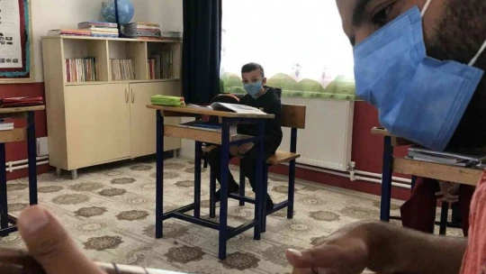 Elazığlı müzik öğretmeni, unutulmaya yüz tutmuş 3 bin yıllık Türk Halk Müziği çalgılarını öğrencilere tanıtıyor
