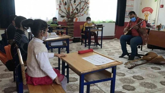 Elazığlı müzik öğretmeni, unutulmaya yüz tutmuş 3 bin yıllık Türk Halk Müziği çalgılarını öğrencilere tanıtıyor