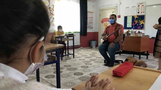 Elazığlı müzik öğretmeni, unutulmaya yüz tutmuş 3 bin yıllık Türk Halk Müziği çalgılarını öğrencilere tanıtıyor