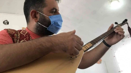 Elazığlı müzik öğretmeni, unutulmaya yüz tutmuş 3 bin yıllık Türk Halk Müziği çalgılarını öğrencilere tanıtıyor