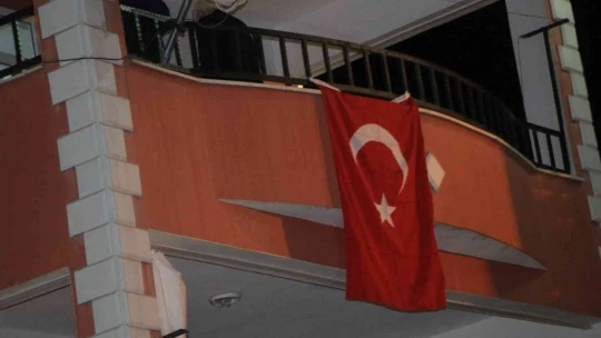 Elazığlı şehidin baba ocağına Türk bayrağı asıldı