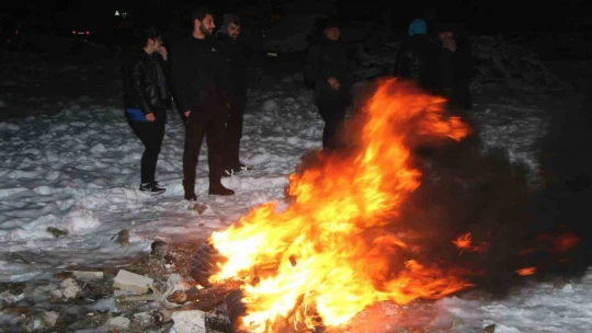 Elazığlılar geceyi dışarıda ateş yakarak geçiriyor