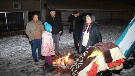 Elazığlılar geceyi dışarıda ateş yakarak geçiriyor