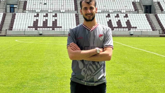 Elazığspor taraftarı, yeni stadyuma şükür secdesiyle girdi