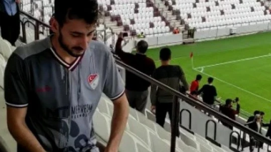 Elazığspor taraftarı, yeni stadyuma şükür secdesiyle girdi
