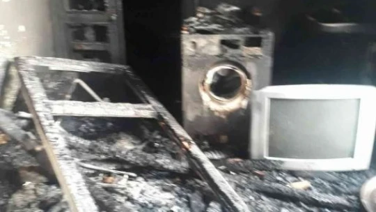 Elektrik kontağından çıkan yangın evi küle çevirdi