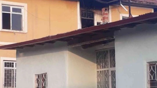 Elektrik kontağından çıkan yangın evi küle çevirdi