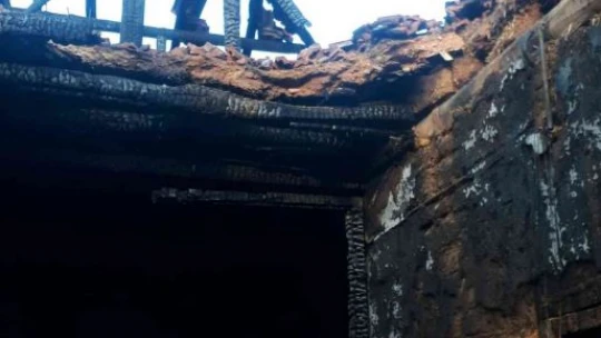 Elektrik kontağından çıkan yangın evi küle çevirdi