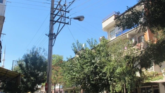 Elektrik tellerinin evlerle iç içe olması ağır hasarlı bina yıkımlarını engelliyor