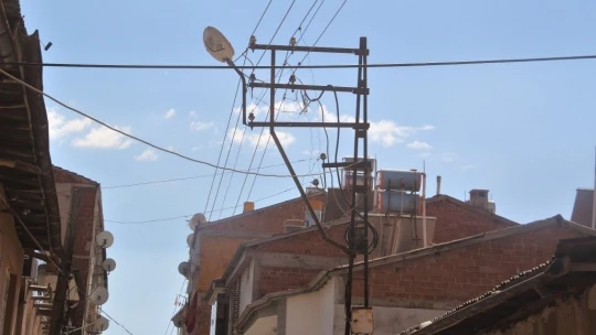 Elektrik tellerinin evlerle iç içe olması ağır hasarlı bina yıkımlarını engelliyor