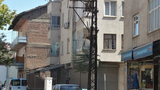 Elektrik tellerinin evlerle iç içe olması ağır hasarlı bina yıkımlarını engelliyor