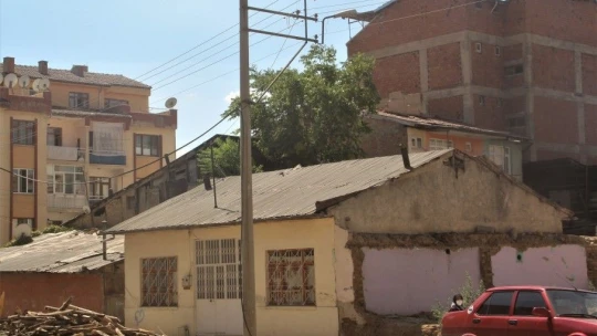 Elektrik tellerinin evlerle iç içe olması ağır hasarlı bina yıkımlarını engelliyor