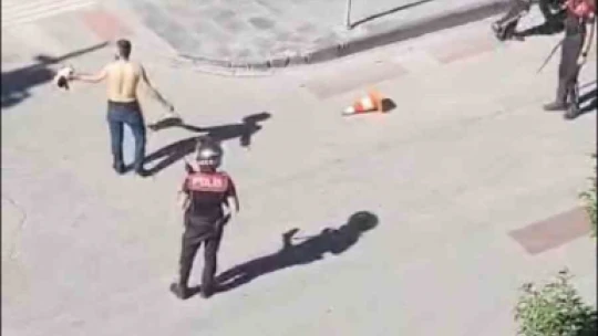 Elinde bıçakla yarı çıplak caddeye çıktı: Kimse ne olduğunu anlayamadı