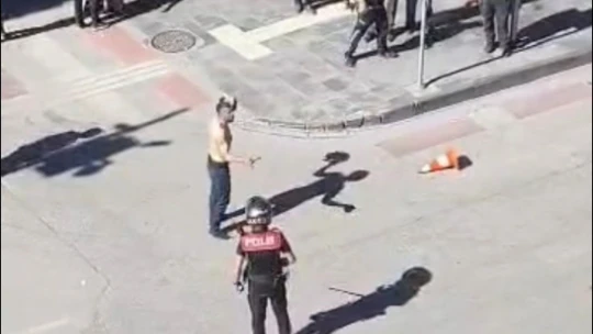 Elinde bıçakla yarı çıplak caddeye çıktı: Kimse ne olduğunu anlayamadı