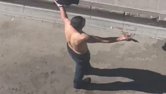 Elinde bıçakla yarı çıplak caddeye çıktı: Kimse ne olduğunu anlayamadı