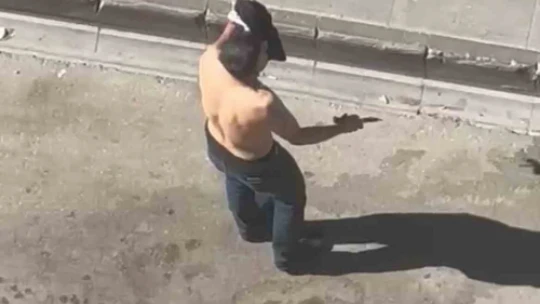 Elinde bıçakla yarı çıplak caddeye çıktı: Kimse ne olduğunu anlayamadı