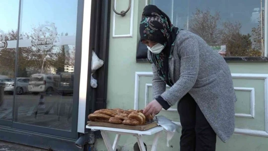 Eşi hastalanınca simit tablasını alıp sokağa çıktı, evinin hem annesi hem de babası oldu