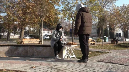 Eşi hastalanınca simit tablasını alıp sokağa çıktı, evinin hem annesi hem de babası oldu