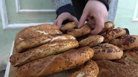 Eşi hastalanınca simit tablasını alıp sokağa çıktı, evinin hem annesi hem de babası oldu