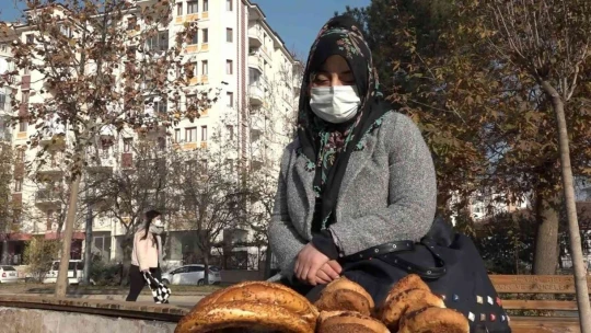 Eşi hastalanınca simit tablasını alıp sokağa çıktı, evinin hem annesi hem de babası oldu