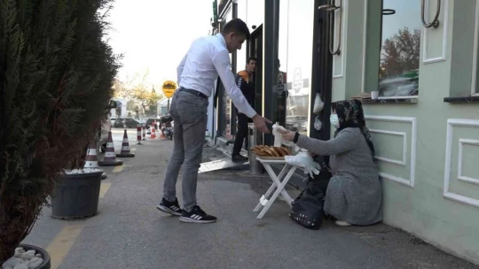 Eşi hastalanınca simit tablasını alıp sokağa çıktı, evinin hem annesi hem de babası oldu