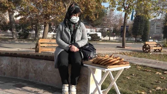 Eşi hastalanınca simit tablasını alıp sokağa çıktı, evinin hem annesi hem de babası oldu