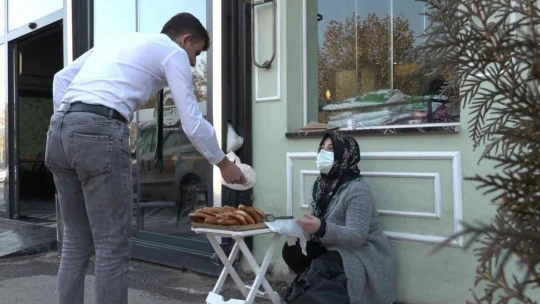 Eşi hastalanınca simit tablasını alıp sokağa çıktı, evinin hem annesi hem de babası oldu