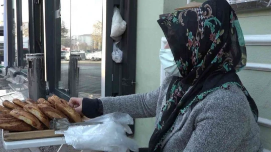 Eşi hastalanınca simit tablasını alıp sokağa çıktı, evinin hem annesi hem de babası oldu