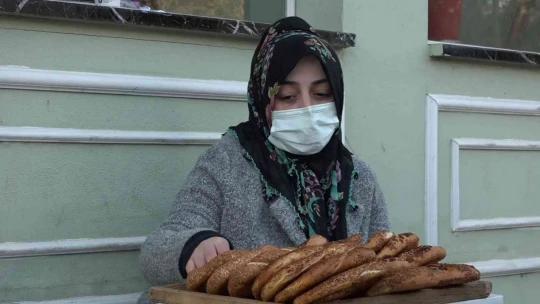 Eşi hastalanınca simit tablasını alıp sokağa çıktı, evinin hem annesi hem de babası oldu