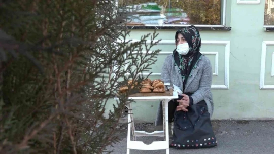 Eşi hastalanınca simit tablasını alıp sokağa çıktı, evinin hem annesi hem de babası oldu