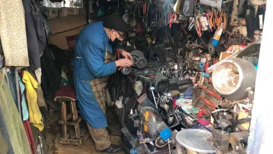 Eşine verdiği sözü tutmak için 85 yaşında bilemecilik yapıyor