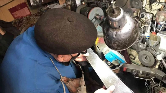 Eşine verdiği sözü tutmak için 85 yaşında bilemecilik yapıyor