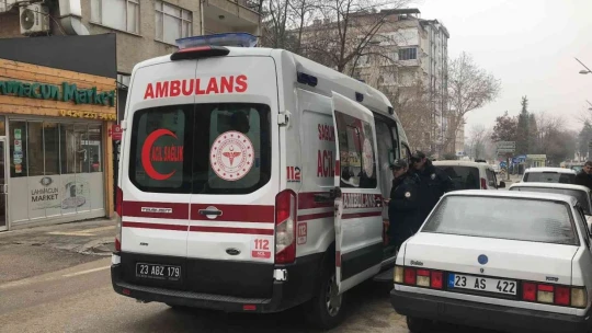 Eşiyle boşanma aşamasında olan damat, kayınpederini bıçakladı