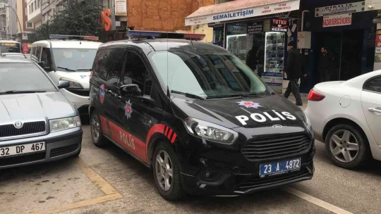 Eşiyle boşanma aşamasında olan damat, kayınpederini bıçakladı