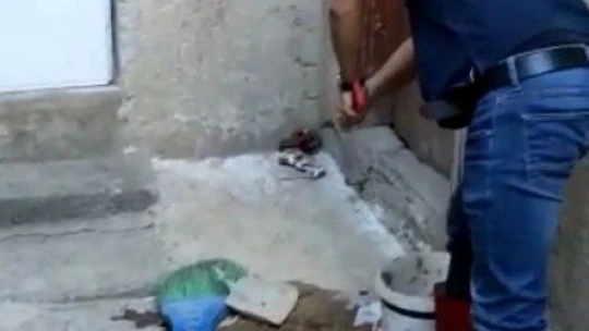 Eve giren yılanı ekipler çıkardı