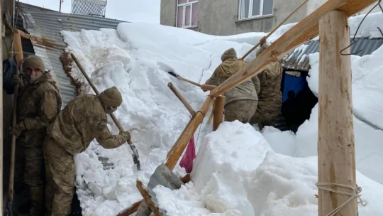 Evinde mahsur kalan 88 yaşındaki Elif ninenin yardımına jandarma komando koştu