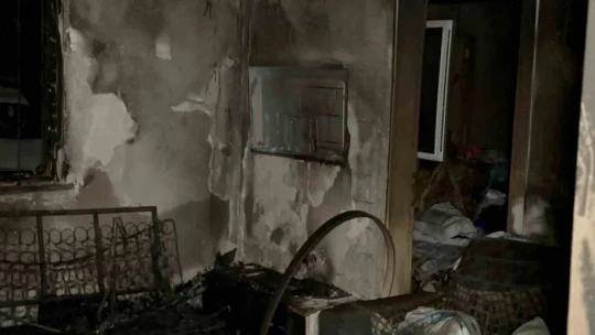 Evini ateşe verip kendini bıçakladı: 3 kişi hastaneye kaldırıldı