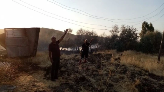 Evinin etrafındaki kuru otları yakmak istedi, ahırı kül oldu