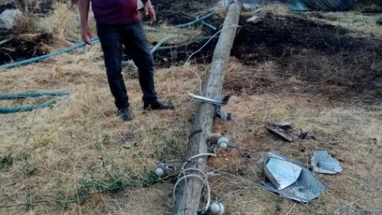 Evinin etrafındaki kuru otları yakmak istedi, ahırı kül oldu