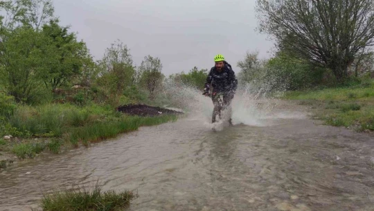 Farkındalık için yağmur altında zorlu köy yollarında 50 kilometre pedal çevirdiler