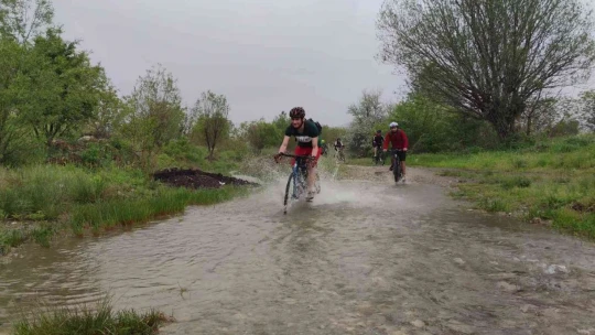 Farkındalık için yağmur altında zorlu köy yollarında 50 kilometre pedal çevirdiler