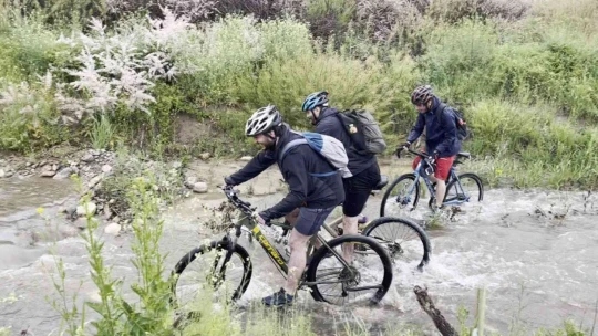 Farkındalık için yağmur altında zorlu köy yollarında 50 kilometre pedal çevirdiler