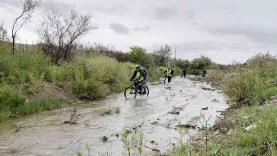 Farkındalık için yağmur altında zorlu köy yollarında 50 kilometre pedal çevirdiler