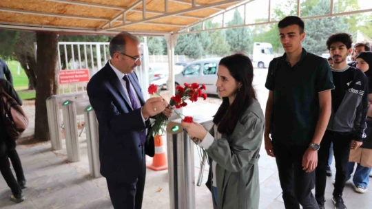 Fırat Üniversitesi, öğrencilerini davul ve klarnetle karşıladı