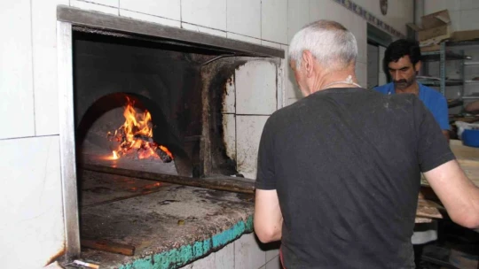 Fırıncıların sıcakta ekmek mücadelesi: Dışarısı 40, içerisi 100 derece